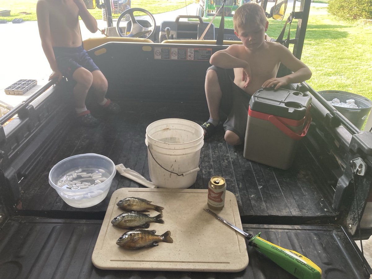 10PointFarms's tweet image. ⁦@JohnDeere⁩ #XUV835 use #73… #catchcleancook prep station