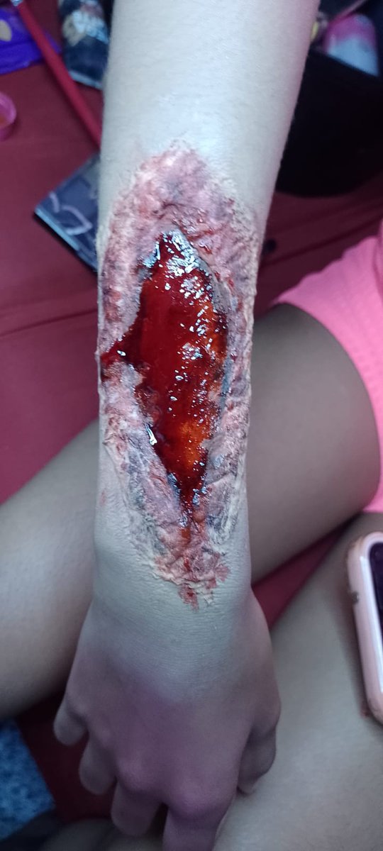 Priscil92260786's tweet photo. Gente e essa maquiagem que deu o que fala muitas gente tomou susto vendo a Emillyn na Rua ontem e vendo a foto hj todos me falou nossa parece de vdd essa maquiagem para para a apresentação do balé contemporâneo de ontem ela foi zumbi na música do Michael Jackson e ela amou. https://t.co/TTwCTQu00U