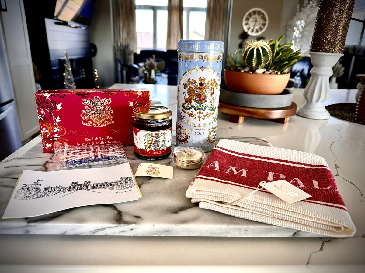 My Royal treats arrived this weekend! I tried the Strawberry Preserve. Delicious! Big chunky strawberries. The Truffles were scrumptious. So yumm! @RNN_RoyalNews @according2_taz @MeghansMole @KensingtonRoyal #buckinghampalace #kensingtonpalace #KingCharlesIII #PrinceWilliam…