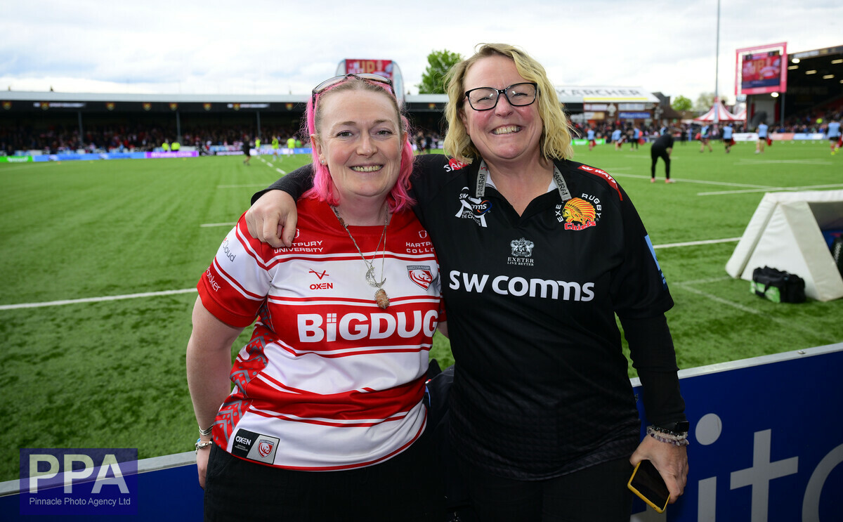 📸 - 𝗦𝗠𝗜𝗟𝗘 𝗙𝗢𝗥 𝗧𝗛𝗘 𝗖𝗔𝗠𝗘𝗥𝗔 - 📸 @exeterchiefs fans enjoying themselves during their @premrugby clash with @gloucesterrugby at Kingsholm #RugbyFamily #GLOvEXE