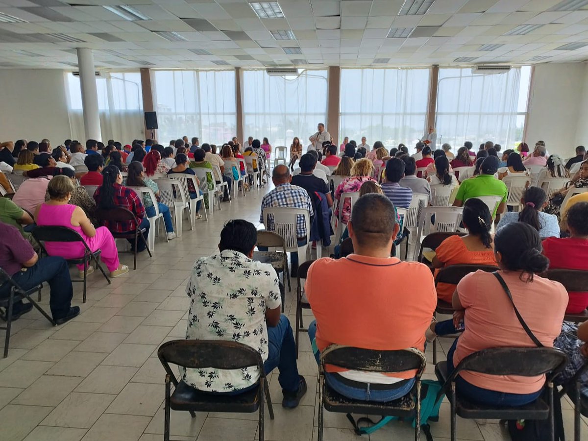 JNCR2018's tweet photo. Me reuní con mis amigas y amigos de los distritos: 24 Santiago Tuxtla, 25 San Andrés Tuxtla, 26 Cosoleacaque, 27 Acayucan, 28 Minatitlan, 29 Coatzacoalcos 1, y 30 Coatzacoalcos 2, pertenecientes a la Asociación Política Equipo Político Veracruzano. ¡En Equipo con Fuerza! #FXMV https://t.co/fuMewS7scV