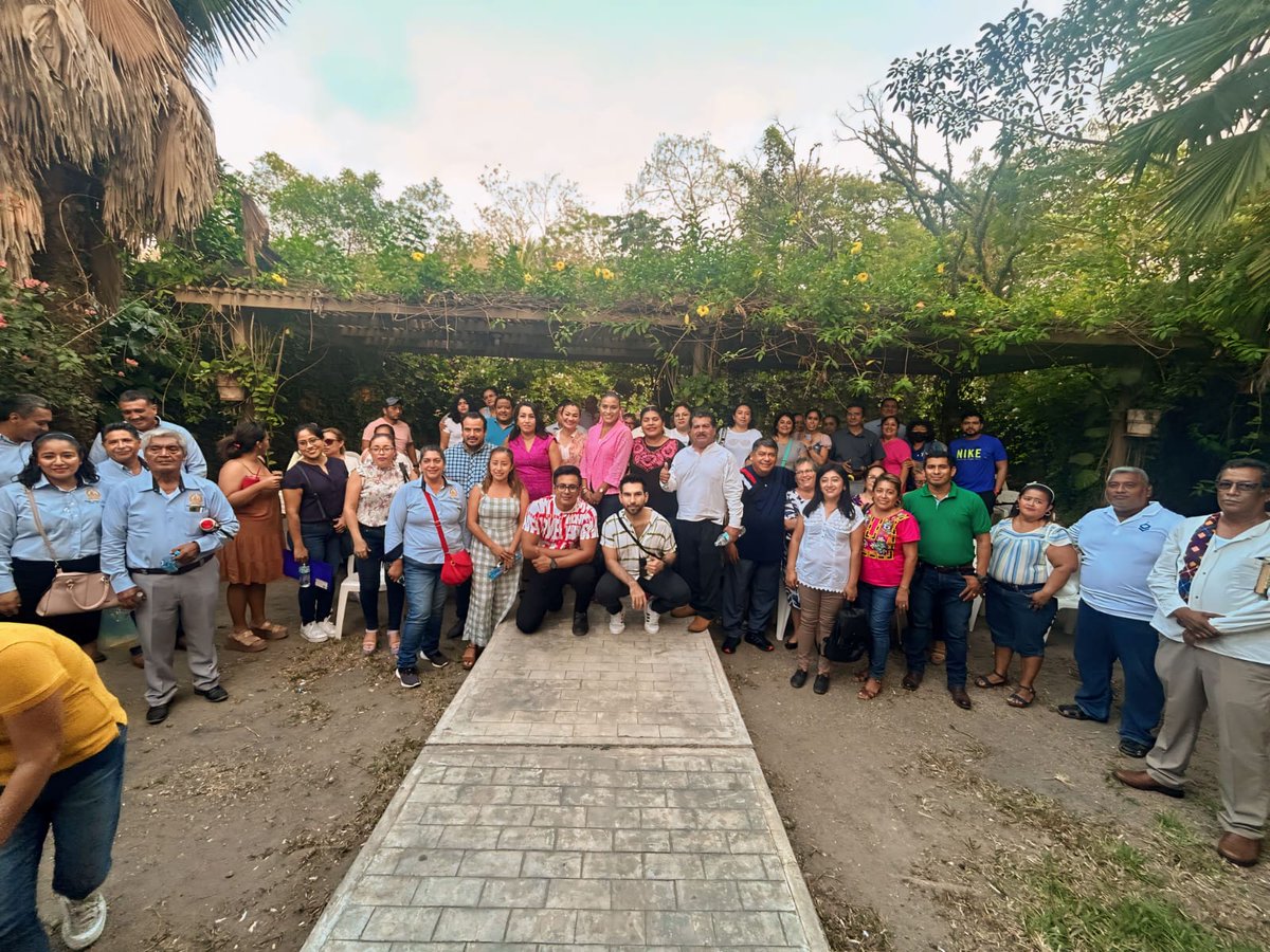 JNCR2018's tweet photo. Me reuní con mis amigas y amigos de los distritos: 24 Santiago Tuxtla, 25 San Andrés Tuxtla, 26 Cosoleacaque, 27 Acayucan, 28 Minatitlan, 29 Coatzacoalcos 1, y 30 Coatzacoalcos 2, pertenecientes a la Asociación Política Equipo Político Veracruzano. ¡En Equipo con Fuerza! #FXMV https://t.co/fuMewS7scV