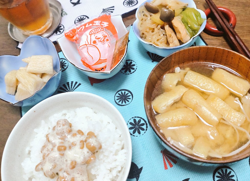 長芋しょうゆ漬とラジウム玉子に、残しておいた鶏すき小鉢を添えて、大満足モーニング。 #fukunomo
