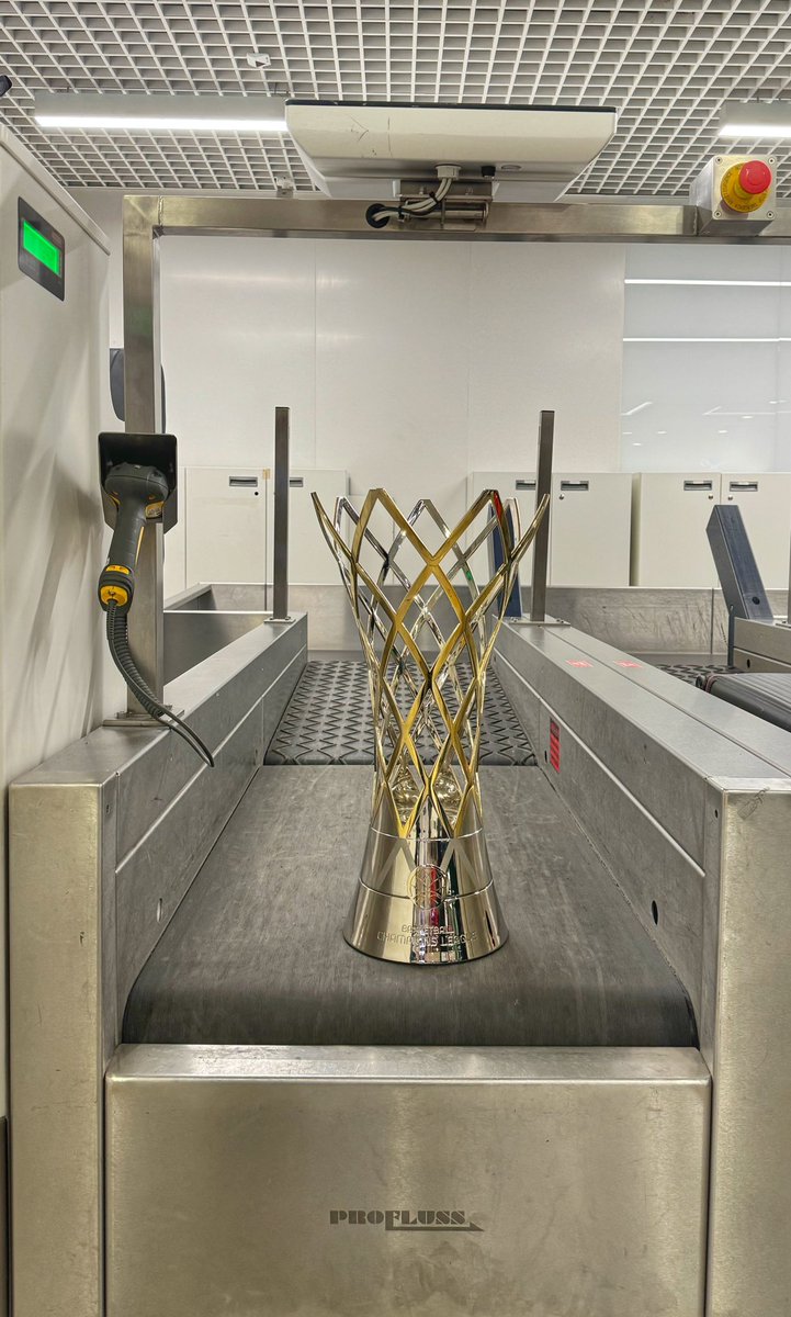 unicajaCB's tweet photo. 🏆 ¡Esta se viene ya para Málaga!✈️

🙄 #MareaVerde, ¿estáis despierta?

💚💜 #YoSoyDelUnicaja #BecomeLegendary #BasketballCL @BasketballCL https://t.co/4Bv61rDpGa