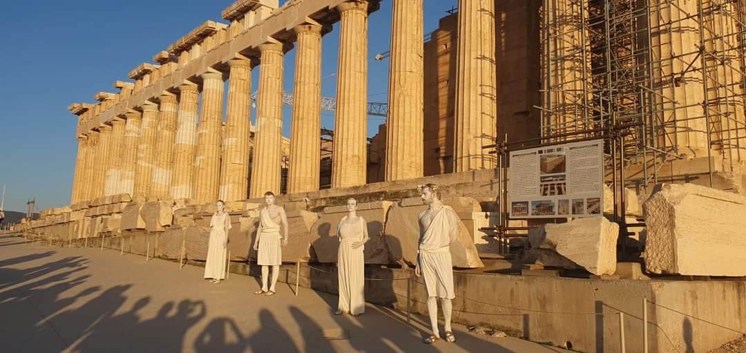 Από ό,τι κατάλαβα κανείς δεν αναλαμβάνει την ευθύνη γι αυτό το καραγκιοζιλίκι στην Ακρόπολη, ούτε Εφορεία Αρχαιοτήτων ούτε αρχαιοφύλακες ούτε υπουργείο Πολιτισμού Παίζουν την κολοκυθιά με το σπουδαιότερο μνημείο και κάποιοι κονόμησαν ήδη. Θρασύτατα λαμόγια #κυβερνηση_Μητσοτακη