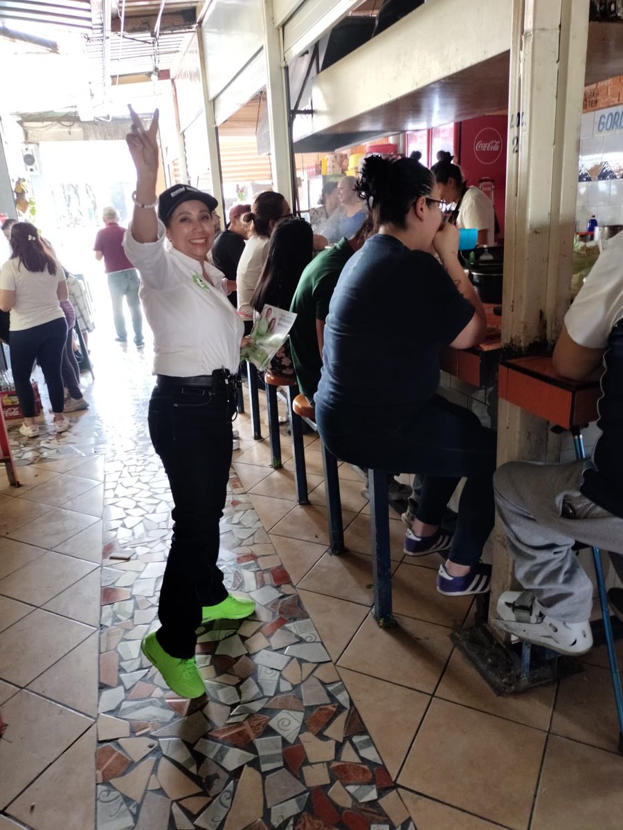 IvonneMacielF's tweet photo. Escuchando con atención a nuestros amigos del Mercado Alberto Juárez Blancas en la Col. CROC Aragón Av. Central. Sus voces son fundamentales para entender las necesidades de nuestra comunidad. Juntos, trabajaremos para construir un mejor futuro para todos. 💚✨ #ConIvonneVa https://t.co/P6PLbuzCMV