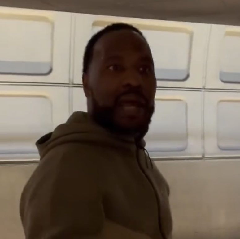 JACKIECHANSDOG's tweet photo. If you see this dude on #WMATA stay clear THIS MAN THREATENS AND ASSAULTS WOMEN !!! #DcTransit #dmv https://t.co/Rf4XFRngR0