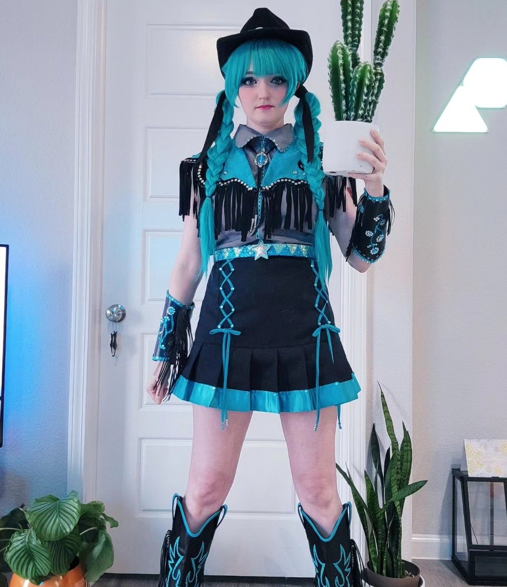 @Im_the_other_Su Hiii this is me! Thank y'all for all the love!! This costume means a lot to me 🥹 I put all my yeehaws into it!🤠💕 I've actually been creating casual Miku cowboy fits for 6 years but this was like my magnum opus lol