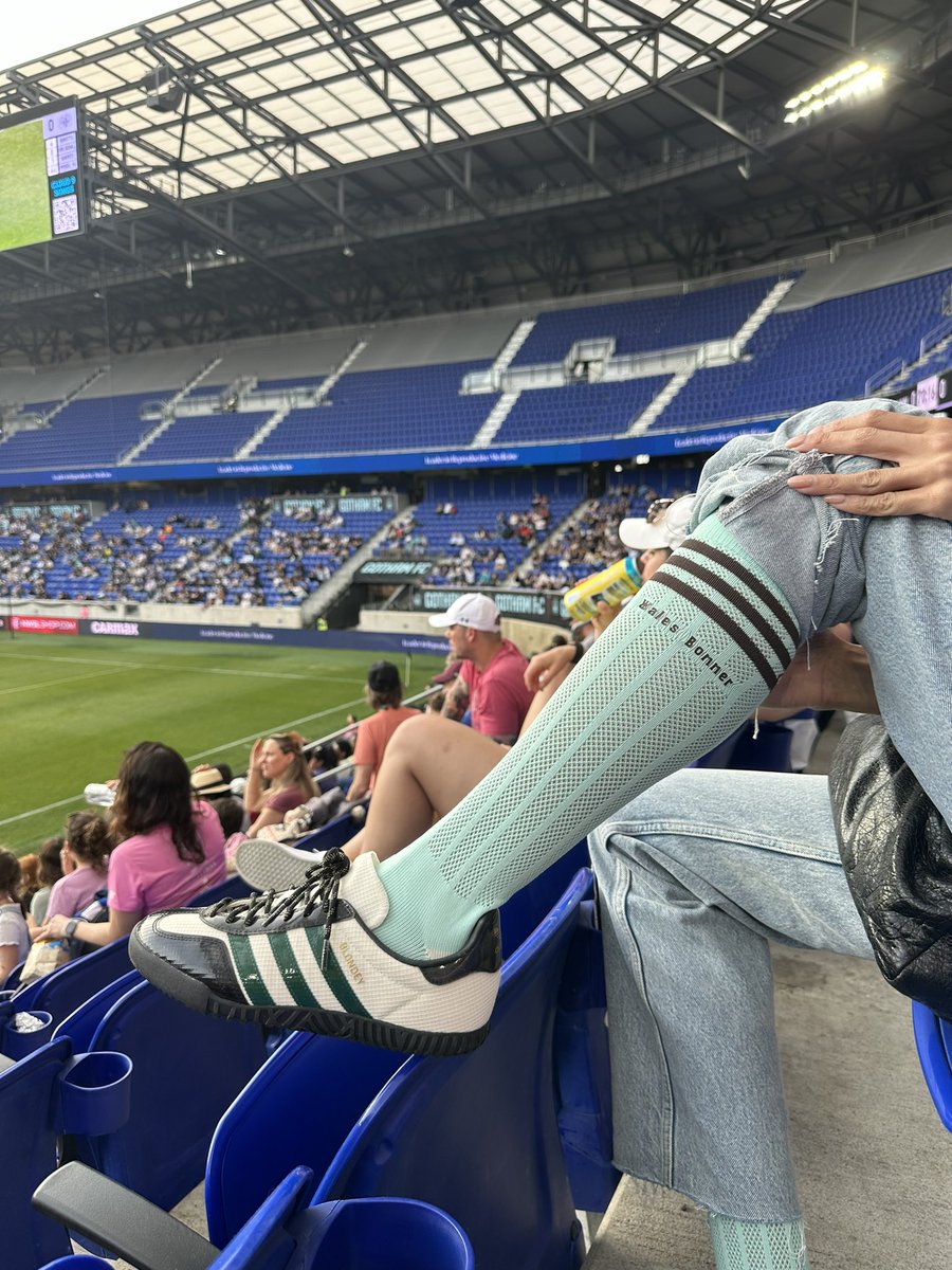 Technically for “indoor” but just as nice outdoor 🥰 Also matching @GothamFC with these @walesbonner socks 😊 @GooglePixel_US #TeamPixel #GiftfromGoogle #NWSL