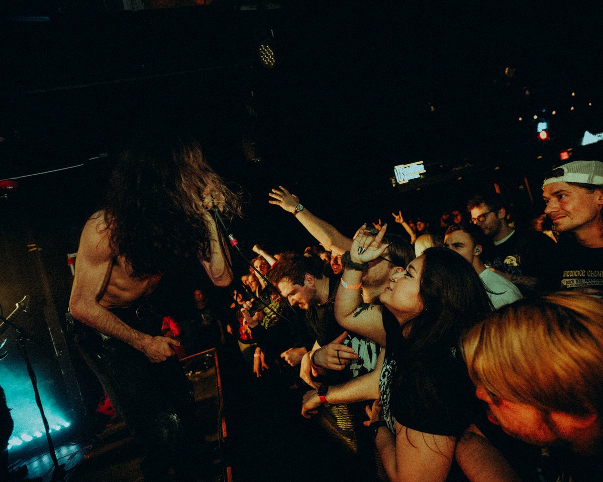 “This isn’t Hell quite yet” 🩸🦷👹 The D:AA tour blazes onwards to Detroit tonight. Toronto tomorrow, Montréal Tuesday! ⠀⠀⠀⠀⠀⠀⠀⠀⠀ 📸@plantphotomami