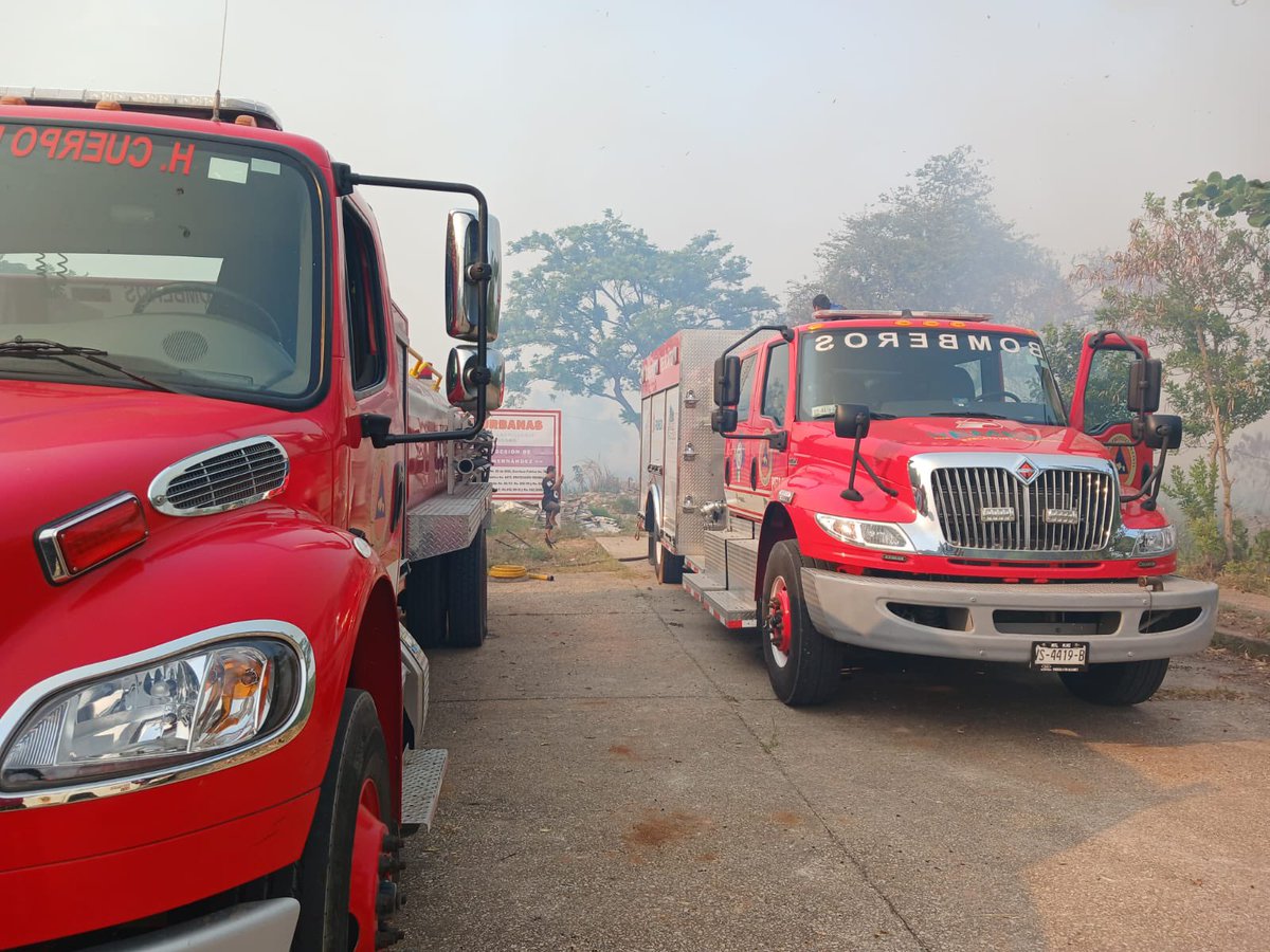 ProcivilTabasco's tweet photo. 🚒 #BomberosEnAcción II Se continua con la atención al incendio en las inmediaciones de la laguna El Negro que avanzó hacia la parte trasera de la Clinica Guadalupe. https://t.co/fxycGoyKpU