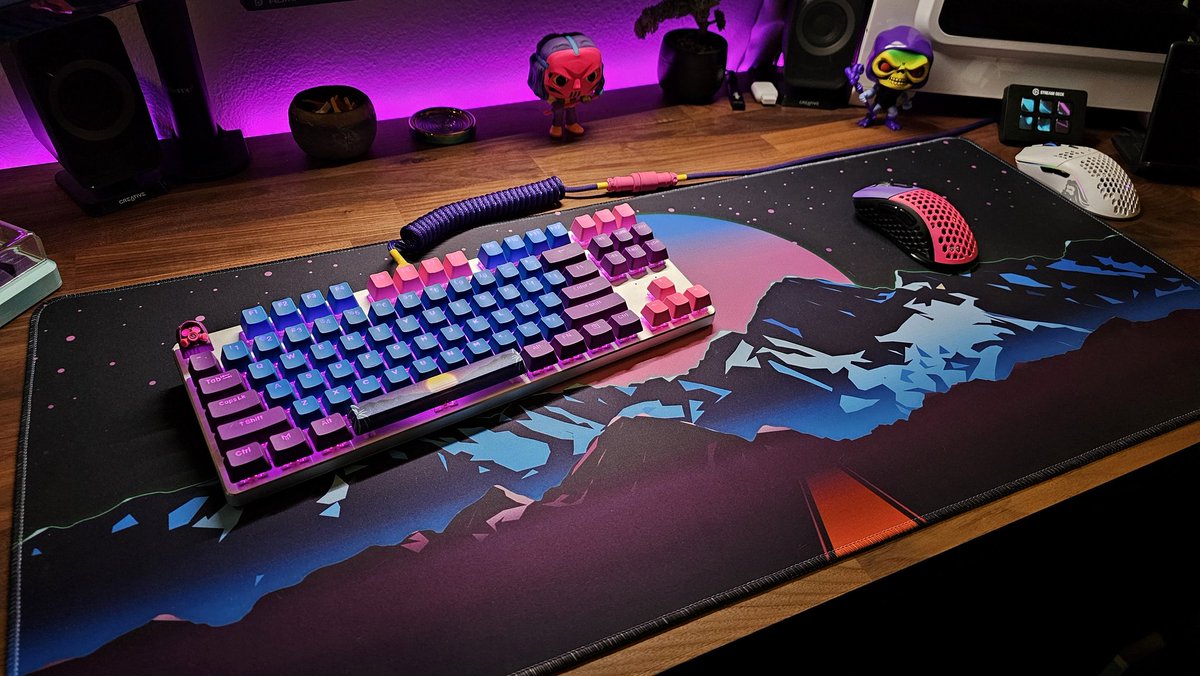 Retrowave theme. Ready for the summer. @Space_Cables @MatrixKeyboards @Glorious @PwnageOfficial