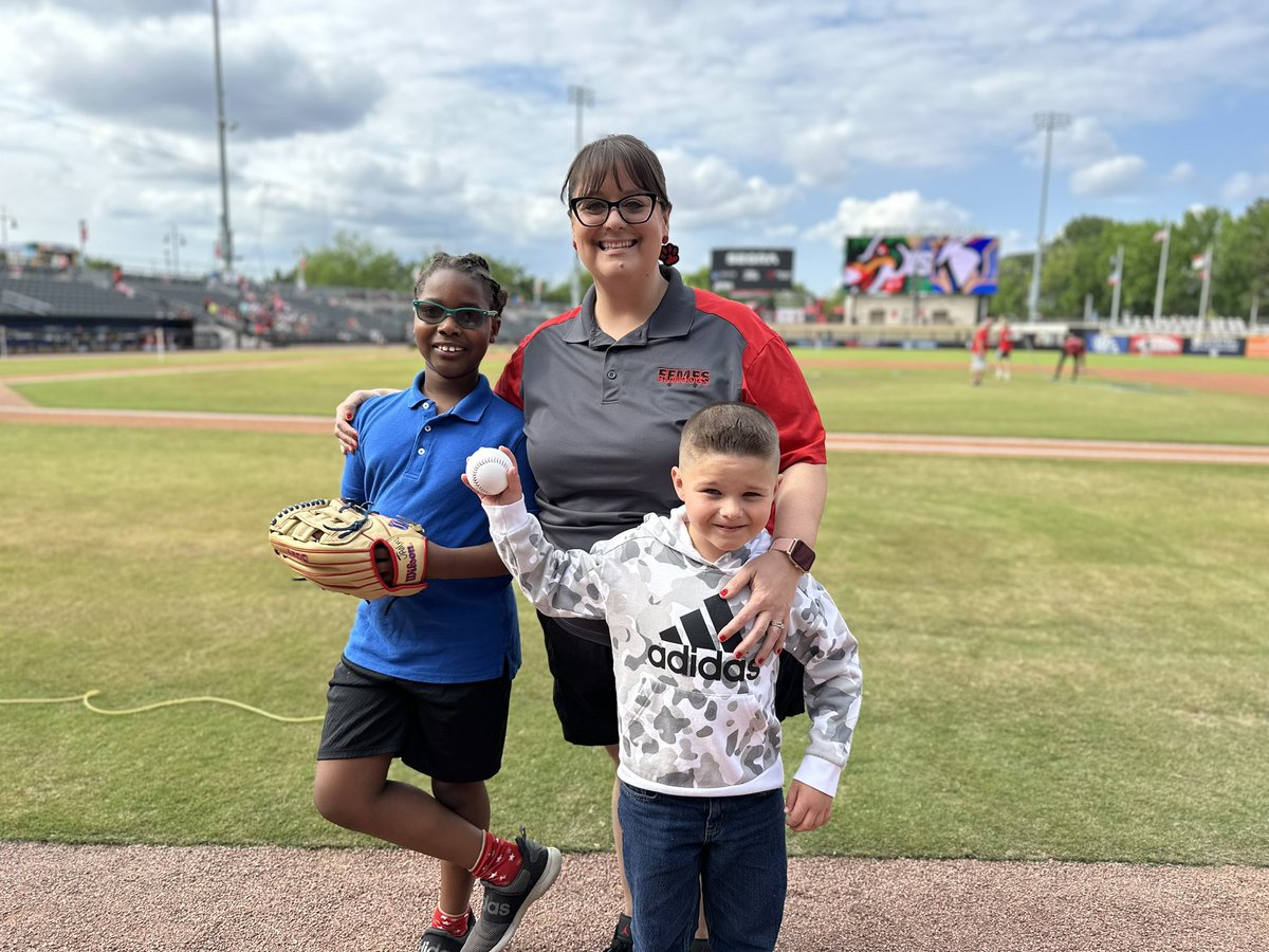 What a great day for Woodpeckers Baseball!  Our two terrific kids of the year nominees got to throw out the first pitch and our principal @mrsgray620 got to sing the National Anthem. Go Bulldogs!!! @EEMillerElem @katiegreene25 #sharethegood