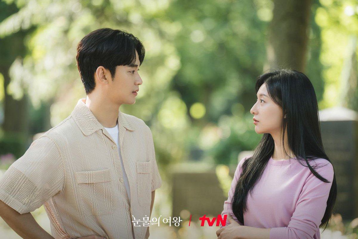 •kdm• 🔥 ⚠️ Queen of Tears
Ciyee QoT rating nya tembus 24% 🤩 Tp nih nya tipien, kita tuh sbnrnya butuh itu scene di Jerman yg lovey dovey couple itu dikeluarin semua🥲 Jangan suruh w beli BluRay, krn pasti w tak sanggup😔 harganya ceog🙃