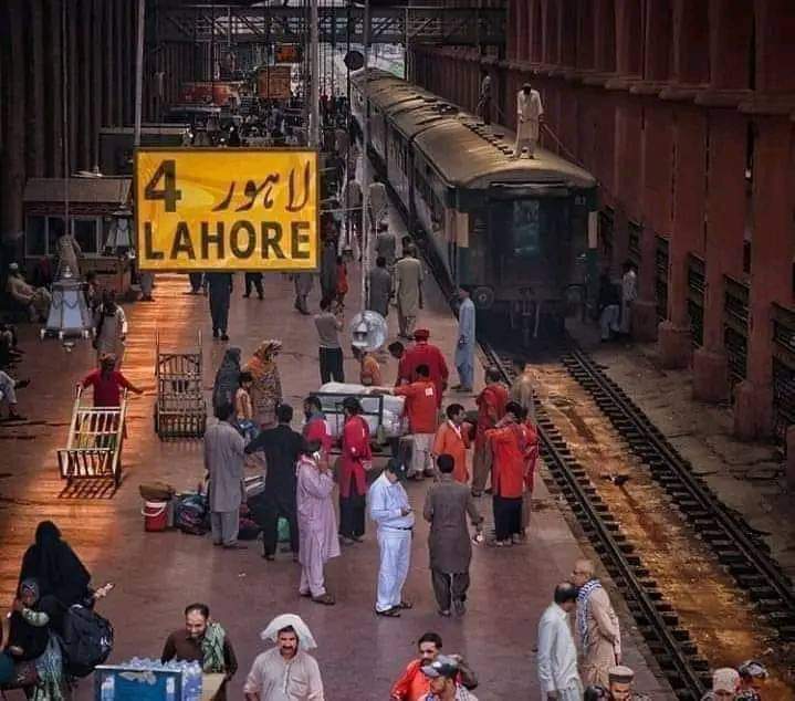 ہمیں خبر ہے کہ مجرم ہیں ہم محبت کے ہم اپنے جرم کا اِقرار کرنے جاتے ہیں ہمارے شہر سے ’’ لاہور ‘‘ دور ہے لیکن ہم اِک چراغ کا دیدار کرنے جاتے ہیں جبّار واصف