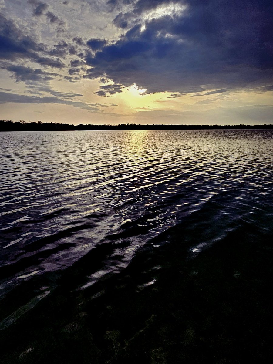 maribe11a's tweet photo. #lakeside #sky #skyjournal 🌬 https://t.co/pBVtx2QOUa
