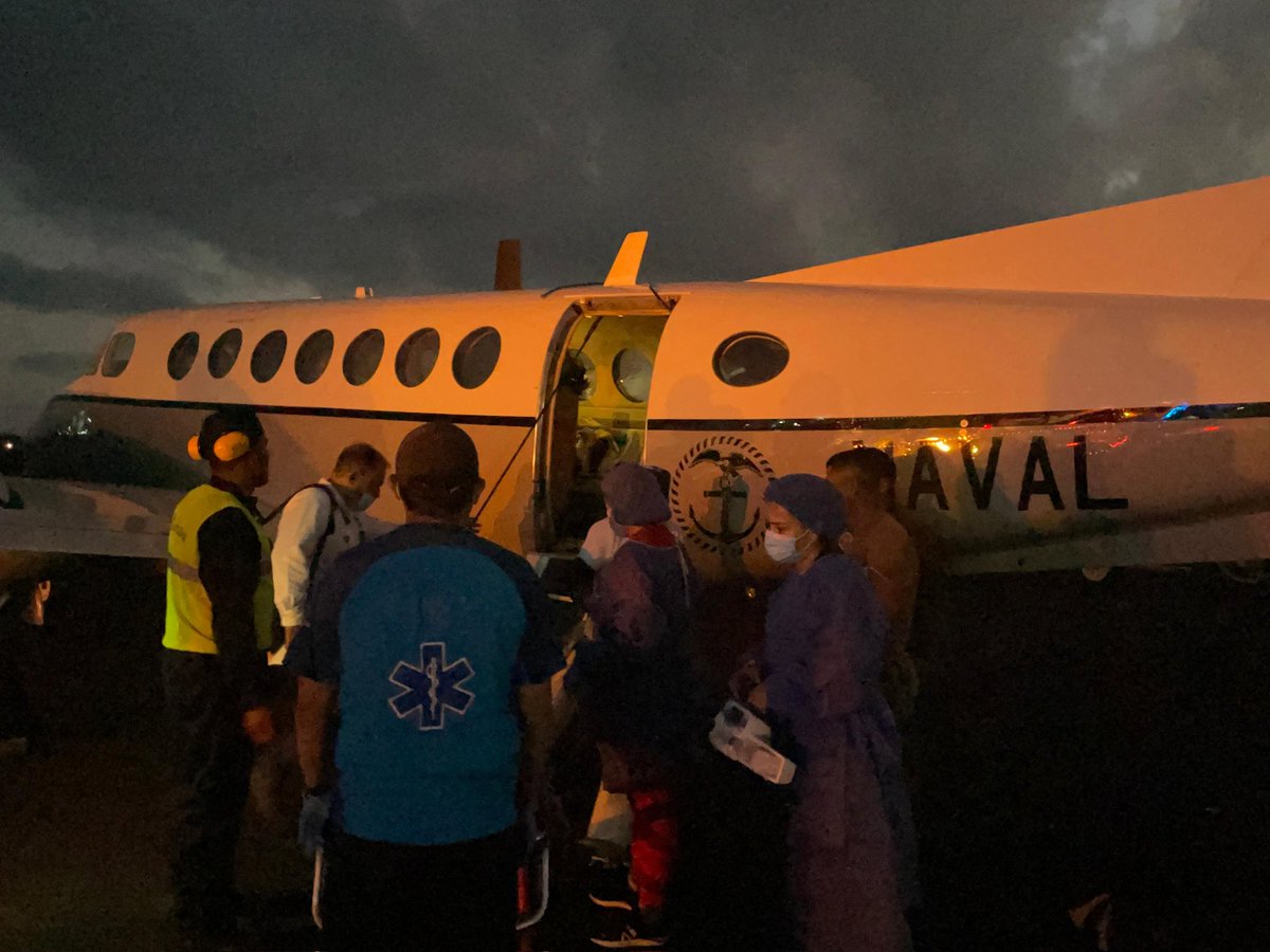 🛩️ EVACUACIÓN AEROMEDICA 🇪🇨 #Galápagos | La #Armadaecuatoriana realizó Transporte Aéreo de 02 pacientes: uno de 58 años con ENFERMEDAD CEREBRO VASCULAR y uno de 59 años con INFARTO TRANSMURAL AGUDO. Fueron trasladados desde el Hospital Oskar Jandl #IslaSanCristóbal a #Guayaquil.