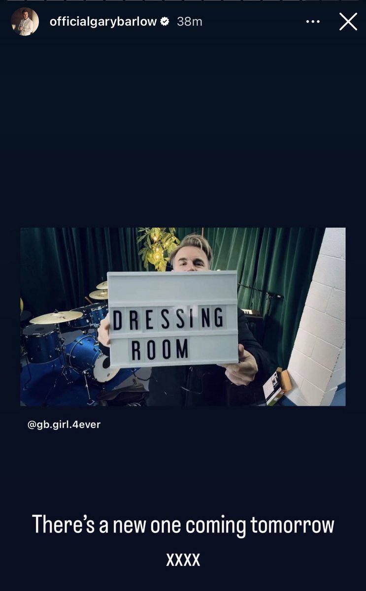 Love your surprises @GaryBarlow ❤️This reminds me of the Crooner Session surprises! Always so special with Mr B ❤️🎶❤️ Congrats @Michell52670634 ❤️🎉#Livefromthedressingroom @takethat 😍😍😍