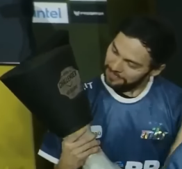 namore alguém que te olhe igual o @nakfps olhou para esse troféu BOA NOITE.