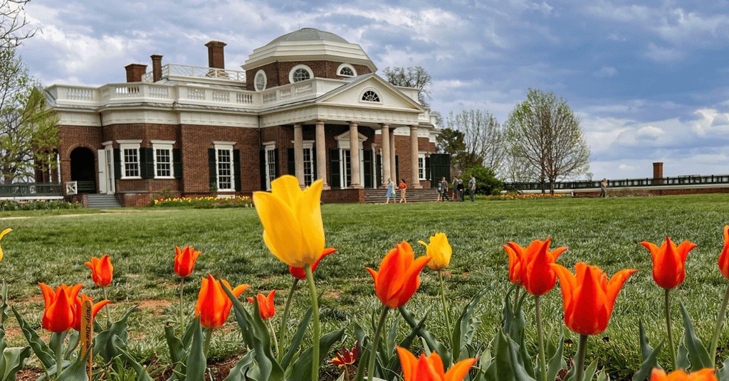 Monticello’s large central hall and aligned windows were designed to allow cooling air to flow through the house. Discover more 👉 lttr.ai/AR8bX