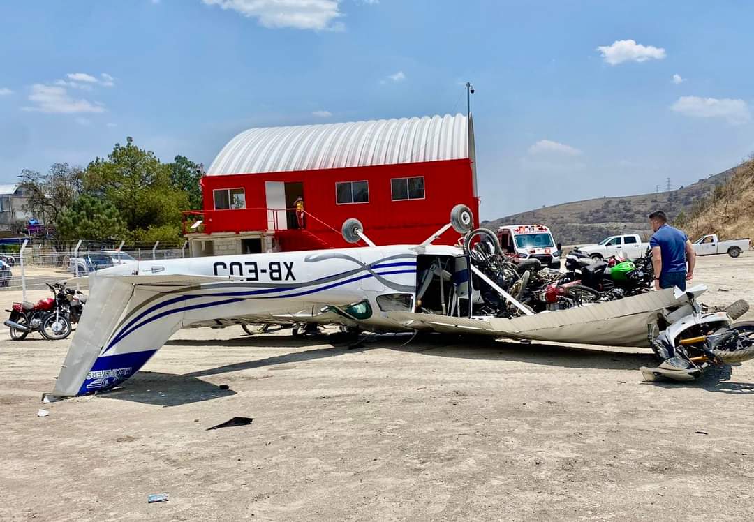 #PorSiTeLoPerdiste #THR🔴Reportan el desplome de una avioneta tipo Cessna en #Atizapán de Zaragoza, #Edomex; informan de tres personas lesionadas💥🛩️ #México #Tabasco #Accidente #NoticiasdeHoy