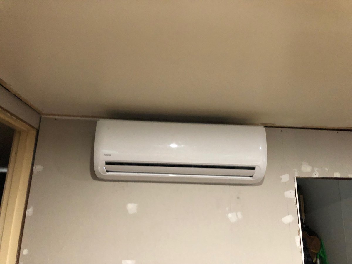 IcyColdRefrige1's tweet photo. We are finally starting to get our air cons in our house this one is in the kitchen area we still have the office one to go and still more renovations to finish but it’s a start #kaden #actrol #metalflex #reecehvac https://t.co/FDzJFgnFFu