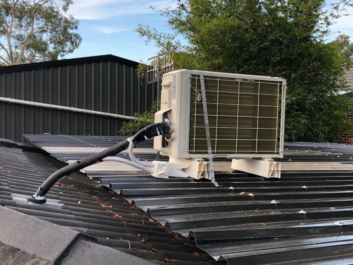 IcyColdRefrige1's tweet photo. We are finally starting to get our air cons in our house this one is in the kitchen area we still have the office one to go and still more renovations to finish but it’s a start #kaden #actrol #metalflex #reecehvac https://t.co/FDzJFgnFFu