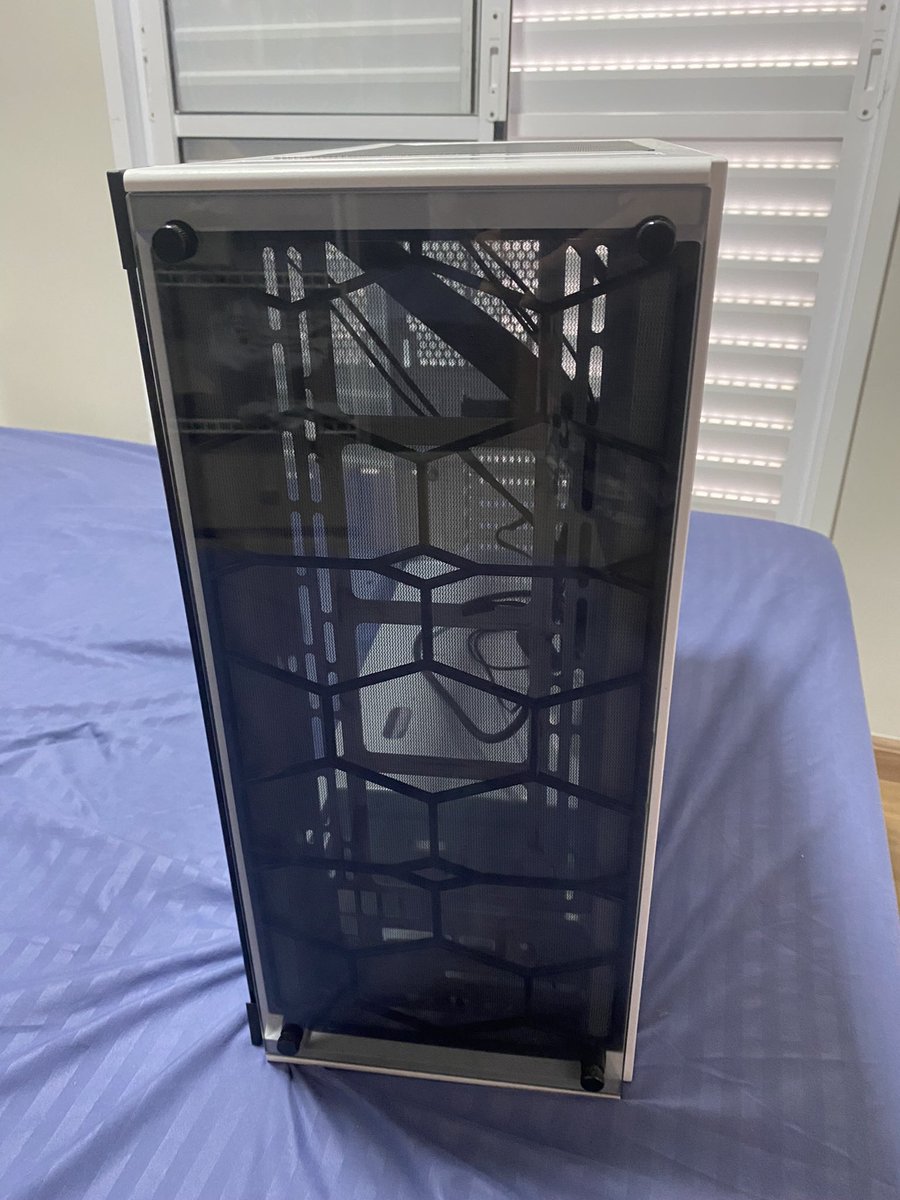 rayllensouza's tweet photo. olá de novo gamers ☝️🤠
a gente tá repassando:

- cadeira DT3 - R$ 280
ela foi reformada mas tá com essa avaria

- gabinete Redragon GC 606W - R$ 180

valores negociáveis porque precisa retirar aqui, não conseguimos enviar 😔

chama na DM pra mais infos e fotos, RTs apreciados 🫶🏻 https://t.co/6aRq8io0ib