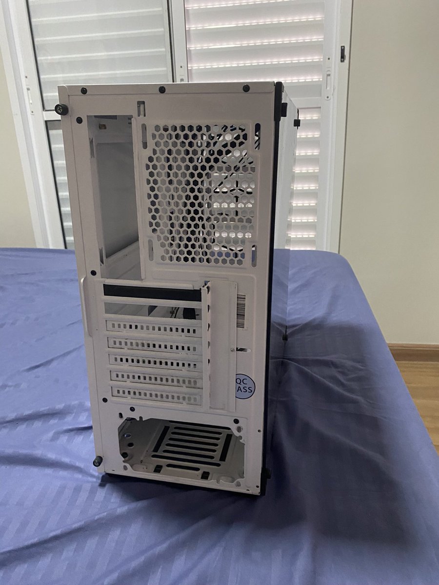 rayllensouza's tweet photo. olá de novo gamers ☝️🤠
a gente tá repassando:

- cadeira DT3 - R$ 280
ela foi reformada mas tá com essa avaria

- gabinete Redragon GC 606W - R$ 180

valores negociáveis porque precisa retirar aqui, não conseguimos enviar 😔

chama na DM pra mais infos e fotos, RTs apreciados 🫶🏻 https://t.co/6aRq8io0ib