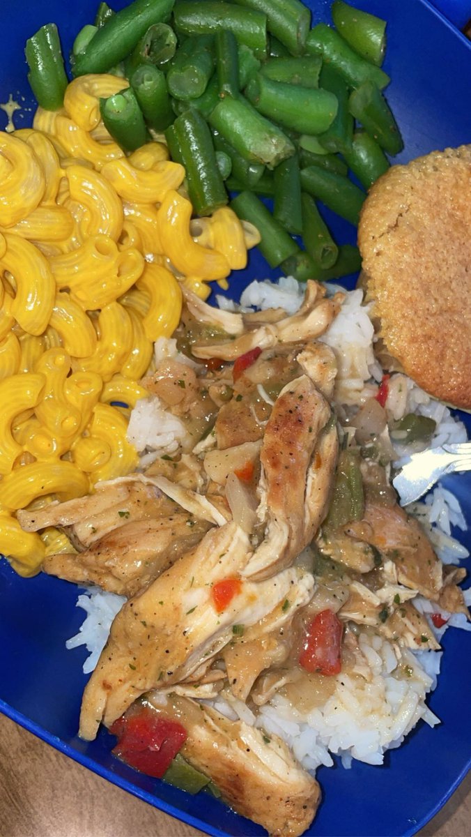 young_net93's tweet image. #SundayDinner #macandcheese #stringbeans #honeycornbread #whiterice #chickenandgravy OMGGG I’m so freaking full😋😋😋🧡🧡