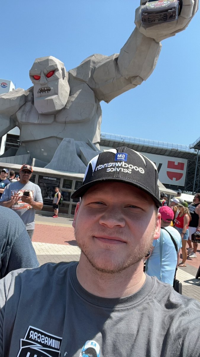 BIG thanks to @VetTix for the perfect seat in the house @MonsterMile 🙏🏻 🏁