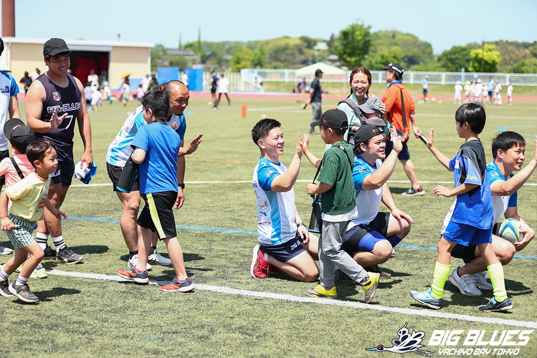 BIG_BLUES_RUGBY's tweet photo. 八千代ラグビーフェスティバルを開催！
暑い中での開催となりましたが、経験者から初心者までラグビーの楽しさを体験できた良い機会となりました！

今後もラグビーの普及にも力を入れていきます！

#BIGBLUES八千代ベイ東京
#BB
#BBer
#トップイースト
#トップイーストもいいぞ
#rugby
#ラグビー
#八千代市
#ベイ東京