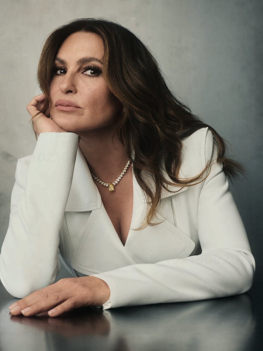 TEvermore93's tweet photo. I’m a changed woman after seeing this photo of Mariska. 60 never looked better ✨ 💖 https://t.co/HEqPDFrPOi