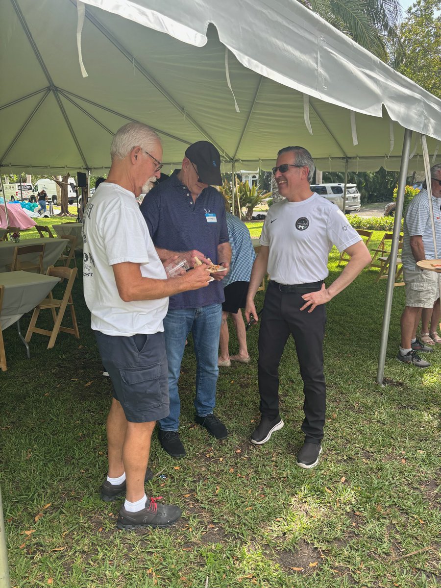 Sunday Funday vibes with fantastic weather at the Sunset Island annual HOA meeting and country music at Collins Park! Embracing the vibrant spirit of Miami Beach through community gatherings.