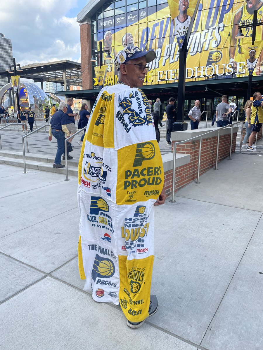 Less than 10 minutes to game four! Let’s go @Pacers ! Saw some great Pacers fashion and a handful of Bucks fans 💛💙