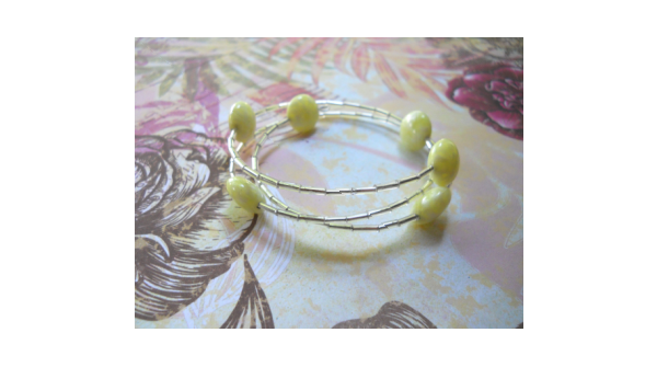 Memory Wire Bangle / Clear Bugle Beads/Vintage Yellow Accent Beads - FREE SHIPPING ►tworlddesign.etsy.com/listing/162627…………… — #handmadeRT #vintage #jewelry #oneofakind #handmadegifts #trendy #birthdaygift @EtsyRetweeter #etsyshop #shopetsy #FreeShipping