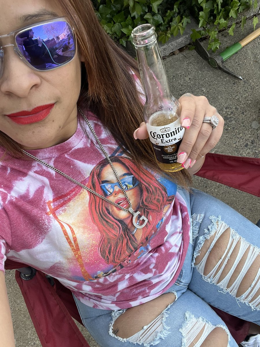 gretchen_burgos's tweet photo. ❤️‍🔥 Sunday Fun Day 😛
#SundayFunday 
#CoronaTime @CoronaUSA 
#OakleyMom
#Oakley @oakley 
#KarolG @karolg 
#QueChimbaDeVida 
#Mac @MACcosmetics 
#BlessedBeyondMyPower🦋 @GretchenBlessed 
#BlessedBeyondMyLimit🦋 https://t.co/pXpnvvOTS1