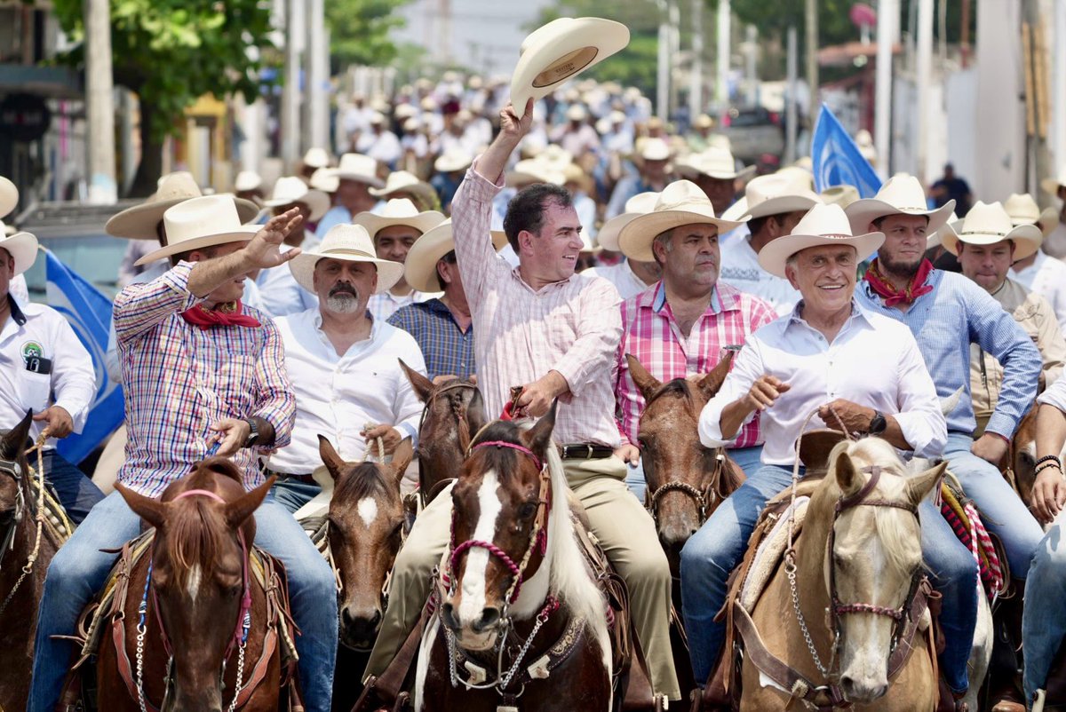 Pepe_Yunes's tweet photo. Hoy después de la cabalgata ciudadana en #SoledadDeDoblado, reiteré nuestro compromiso con el campo veracruzano. Priorizaremos la #ganadería con tecnología y políticas de desarrollo. 
¡Vamos por un #Veracruz próspero y renovado!

#GobernadorDeVerdad #PepeGobernador https://t.co/FXFprTLFcG