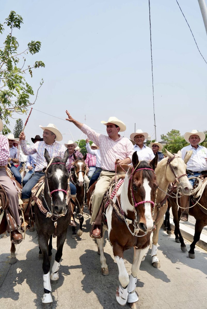 Pepe_Yunes's tweet photo. Hoy después de la cabalgata ciudadana en #SoledadDeDoblado, reiteré nuestro compromiso con el campo veracruzano. Priorizaremos la #ganadería con tecnología y políticas de desarrollo. 
¡Vamos por un #Veracruz próspero y renovado!

#GobernadorDeVerdad #PepeGobernador https://t.co/FXFprTLFcG