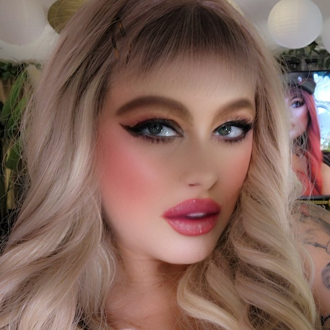 My Birthday Month is May but you can start spoiling me early🩷 https://t.co/WtzpbdI5Qv<a href="/tag/holidayseason"class="tags"><span>#holidayseason</span></a>