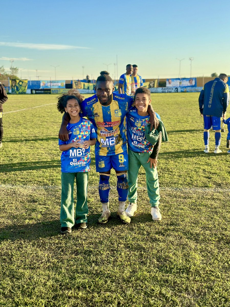FelixOrode's tweet photo. Que afortunado soy 🙌🏿 gracias por acompañarme siempre 🥰 verlos ahí siempre conmigo es mi gran motivación, los amo con todo mi corazón ♥️
Salvador, simona @YasOrode
#futbol #unstopable #orode #futbolargentino https://t.co/FUOd1ID2nZ
