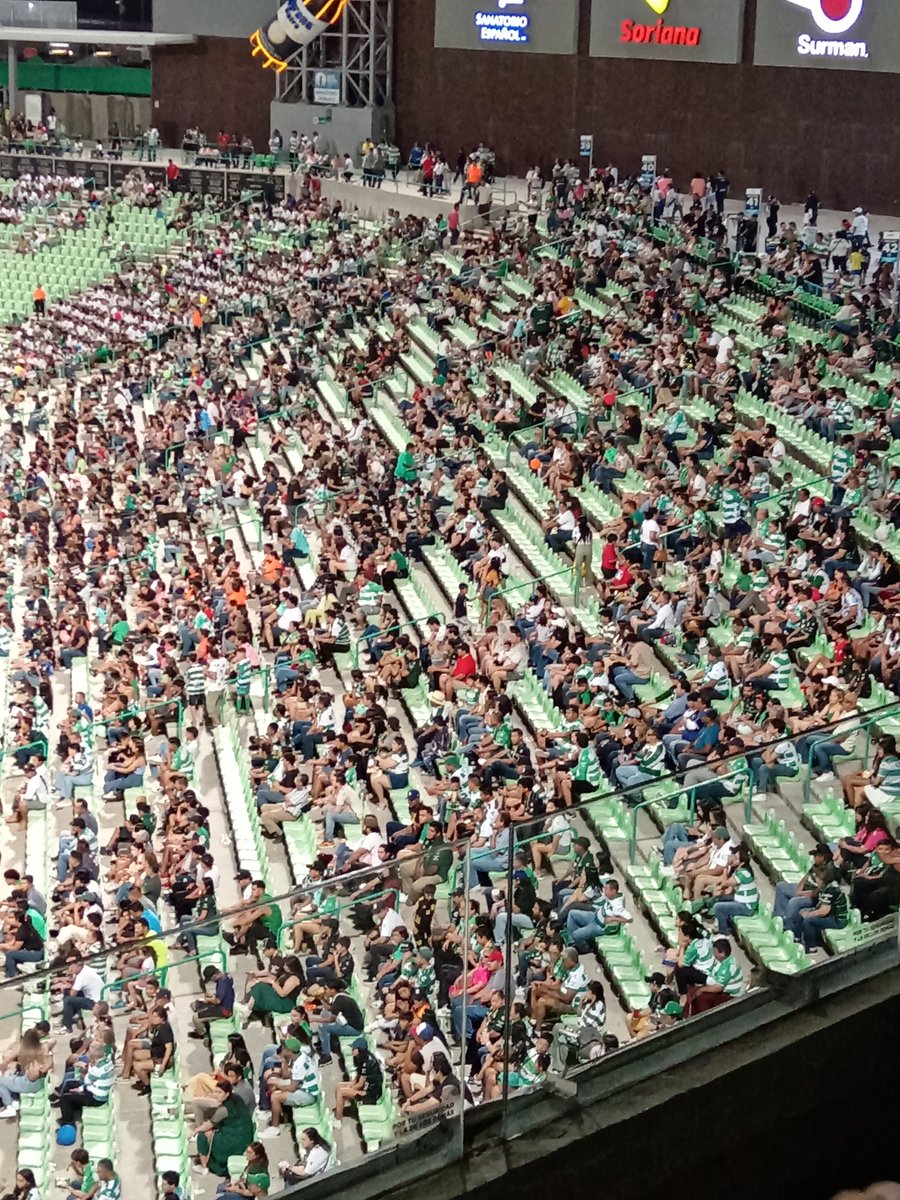 La gente ya se empieza a ir del estadio. Se escucha un: Fuera, fuera, fuera. ¿A quien será dirigido?