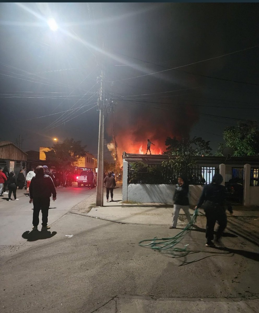!!AHORA!! Bomberos #MetropolitanoSur declara primer batallón de incendio por fuego en local comercial con peligro de propagación en Yucatan y Los Zacatecas @reddeemergencia @Bomba_Decima @BomberosdeChile @Pabl0Manzanares