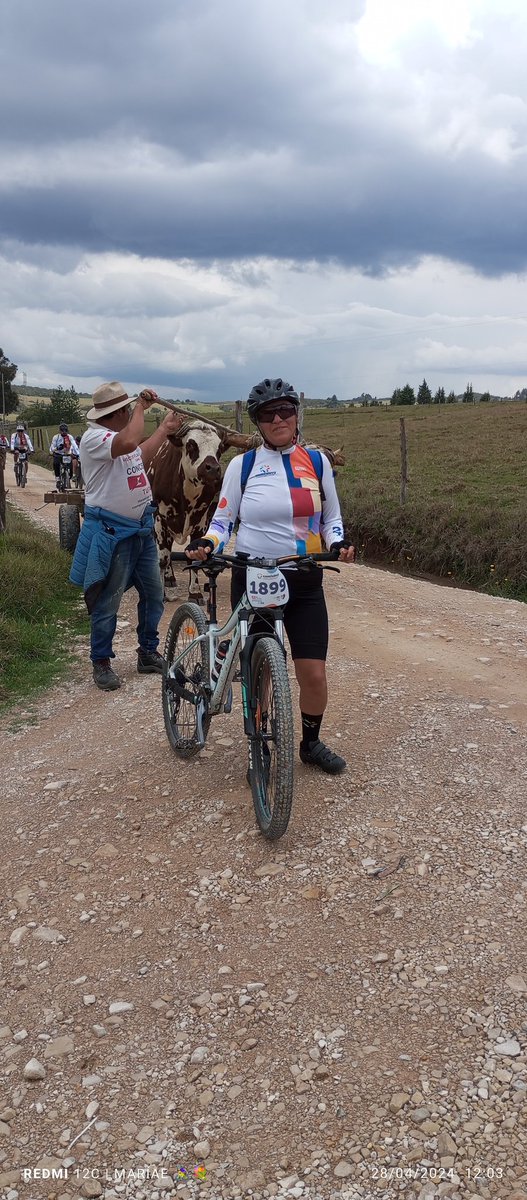 chelyschic2's tweet photo. Las tomas de hoy en el gran ciclopaseo de #Comfaboy
Estuvo super,lo pude hacer a pesar de llevar 2 semanas que no salía,me doy cuenta que la mente no hace #jugaditas
Reconocen a esta niña?...es más #linda en persona,me reconoció y compartimos un poco  gracias @A_de_Andrea_ 💐🤩🤩 https://t.co/M4I0Yi3Z9Z