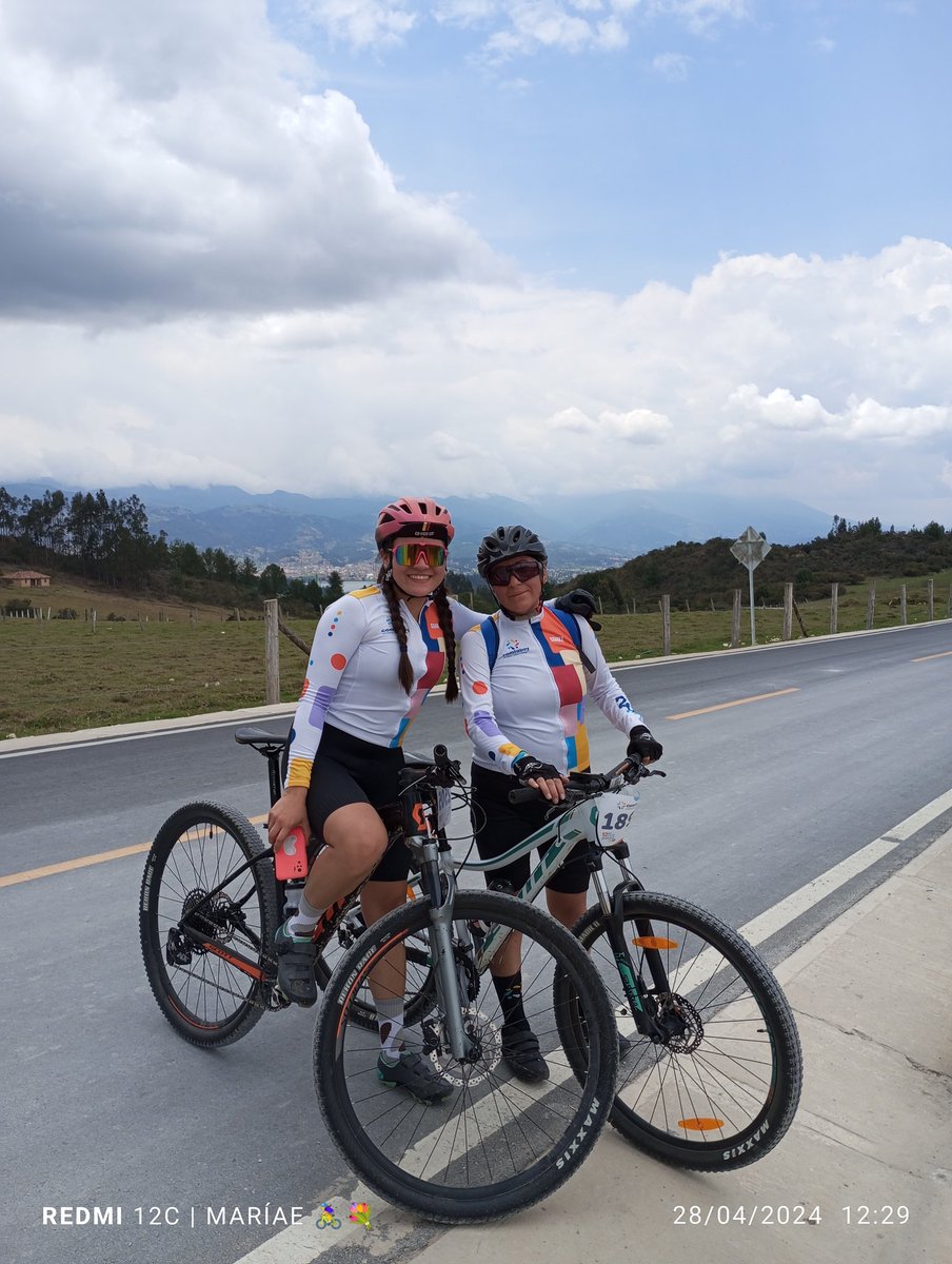 chelyschic2's tweet photo. Las tomas de hoy en el gran ciclopaseo de #Comfaboy
Estuvo super,lo pude hacer a pesar de llevar 2 semanas que no salía,me doy cuenta que la mente no hace #jugaditas
Reconocen a esta niña?...es más #linda en persona,me reconoció y compartimos un poco  gracias @A_de_Andrea_ 💐🤩🤩 https://t.co/M4I0Yi3Z9Z