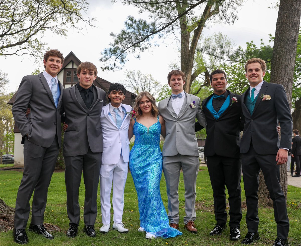 What a pic of 7 #SOUTHSTRONG SR wrestlers at their Prom this weekend!!! To watch these young men & women grow up right in front of your eyes is such an incredibly rewarding experience! ❤️