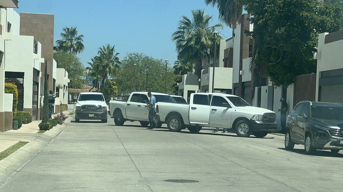 #Hermosillo Así fue el 
Operativo con ocho autos de la @fgjesonora @Amicsonora para detener en su domicilio del fraccionamiento la Rioja a Francisco “Paco” N . Pesan presuntos delitos contra mujeres ..Es información de ciudadanos . Veremos que dice la autoridad más tarde .