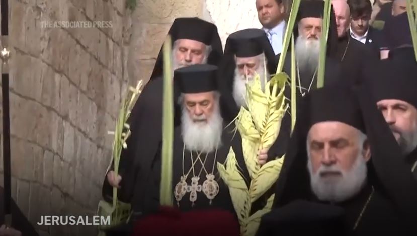 Greek-Orthodox Patriarch of Jerusalem leads Orthodox Palm Sunday procession (Video) greekcitytimes.com/2024/04/29/gre…