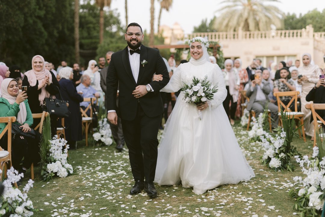 حاسس اني ظلمت الديكور و شغل ضحى الودينج بلانر بالصورة العشوائية اللي فوق 
دي صور للشكل النهائي و دة شكلها في الممر مع الديكور كان جميل اوي ❤️ 
الفيلا اسمها فيلا البشاري في المريوطية 
انستجرامي Mahmoudnada.weddings 
و انستجرام الودينج بلانر الشاطرة : Rozeta_by_doha_mosalhy