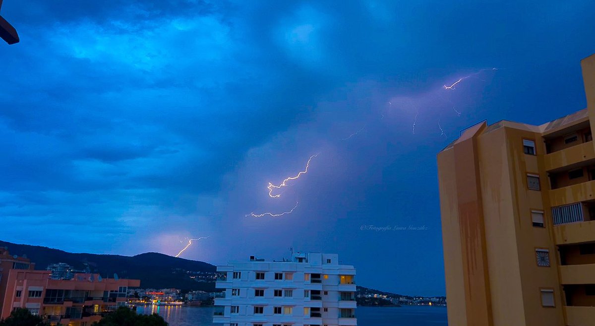 ErBiixiito's tweet photo. @DuncanWingen En #Palmanova también se hizo notar. Retumbó todo y como si fueran petardos. Una locura 😍 https://t.co/QfxBS9mGh0